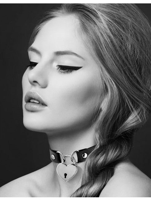 Collier en cuir noir SM avec pendentif cadenas coeur argenté